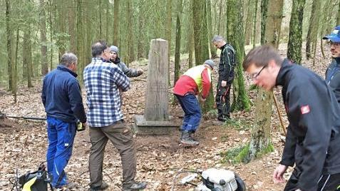 Das Mahnmal liegt den Mainrothern am Herzen, deshalb beschlossen die Aktiven der Feuerwehr, den Gedenkstein und das Umfeld am Roten Stein zu säubern. Foto: Ingrid Kohles