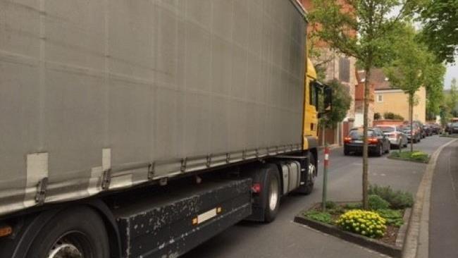 Trotz Verbot für Schwerlastverkehr fahren Lkw durch die Rote-Kreuz-Straße. Foto: Stefan Seufert