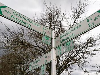 Die Radweg-Beschilderung ist am Ortsrand von Gaiganz bereits aufgestellt. Der Radweg fehlt aber. Dabei behaupten die Schilder, hier führe die direkte Rad-Verbindung zwischen dem Nürnberger Reichswald und der Fränkischen Schweiz vorbei.  Foto: Hofbauer