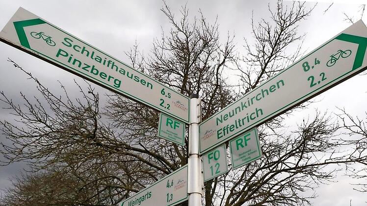 Die Radweg-Beschilderung ist am Ortsrand von Gaiganz bereits aufgestellt. Der Radweg fehlt aber. Dabei behaupten die Schilder, hier führe die direkte Rad-Verbindung zwischen dem Nürnberger Reichswald und der Fränkischen Schweiz vorbei.  Foto: Hofbauer