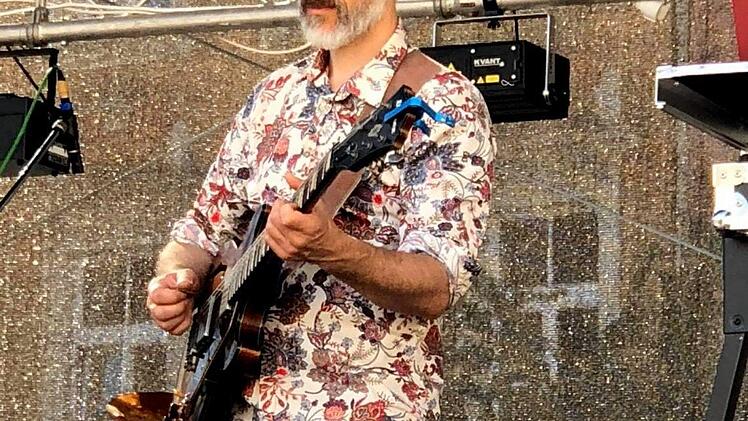Klaus Neubert samt Gitarre auf der Bühne.  Foto: Katja Fuchs