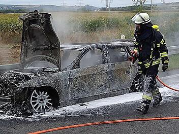 Da ist alles zu spät: Bis auf die Felgen heruntergebrannt ist am Samstag gegen 13 Uhr ein BMW, der auf der A 70 unterwegs war.