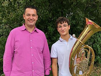 Andreas Degand gratuliert Marlon Benkert (rechts) zur bestandenen Goldprüfung am Bariton. Foto: Sofia Omelschenko
