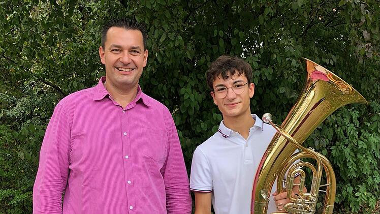 Andreas Degand gratuliert Marlon Benkert (rechts) zur bestandenen Goldprüfung am Bariton. Foto: Sofia Omelschenko