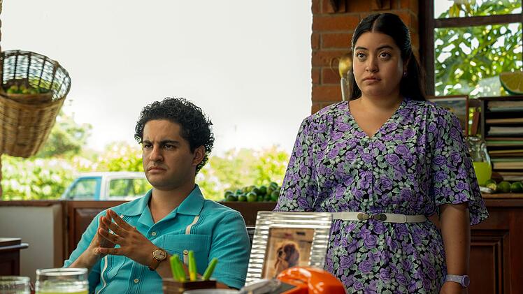 Keyla Monterroso Mejia kennt man vor allem aus der Serie "Curb Your Enthusiasm". In "Acapulco" spielt sie Máximos (Enrique Arrizon) Assistentin.