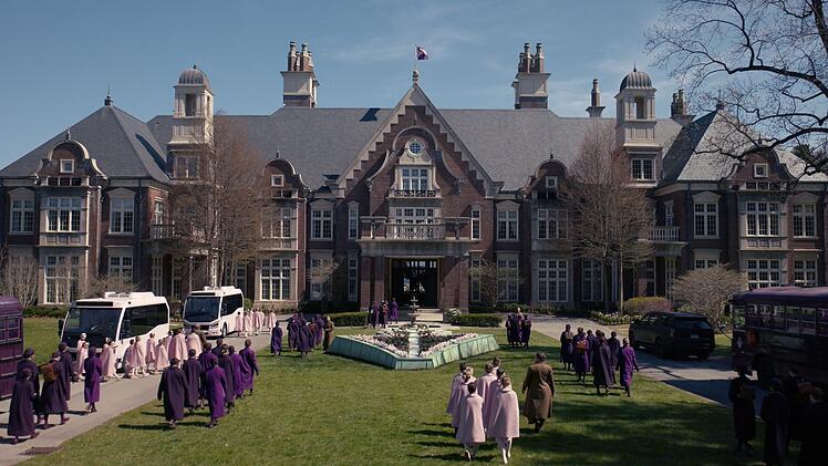 Disziplin in lila: Die M&auml;dchen an der Grenze zur Geschlechtsreife lernen ihre zuk&uuml;nftige Rolle im Staate Gilead. Dass sie diese gut erf&uuml;llen, daf&uuml;r wird im Internat von Aunt Lydia in der Serie "The Testaments: Die Zeuginnen" hart gearbeitet.