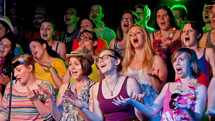 Mitreißender Gesang, fantasievoller Auftritt: der Coburger Hochschulchor "Die Klangfänger" in St. Augustin (hier mit Nina Hagens "Du hast den Farbfilm vergessen". Foto: Jochen Berger