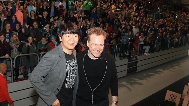 Generalprobe in Bamberg gegl&uuml;ckt: Der chinesische Star-Pianist Lang Lang (links) posiert nach der Probe vor 1000 Sch&uuml;lern in der Brose Arena mit dem Dirigenten der Bamberger Symphoniker Jonathan Nott. Foto: Ferdinand Merzbach