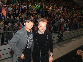 Generalprobe in Bamberg geglückt: Der chinesische Star-Pianist Lang Lang (links) posiert nach der Probe vor 1000 Schülern in der Brose Arena mit dem Dirigenten der Bamberger Symphoniker Jonathan Nott. Foto: Ferdinand Merzbach