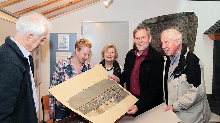 Die Zeichnung einer Scheune in Zopten von Alfred Arndt ist bereits seit Jahren im Museum. Das Bild zeigt (von links): Heinrich Zschach (GHAG), Manja Hünlein (Museumsleitung), Hugo Arndts Frau Roswitha, Kreisheimatpfleger Siegfried Scheidig und Hugo Arndt.  Foto: Martin Weber