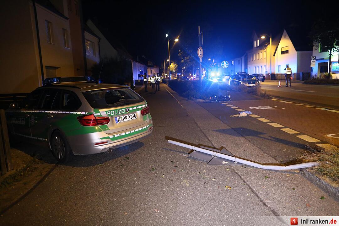 Radfahrer bei Kollision mit Streifenwagen schwer verletzt