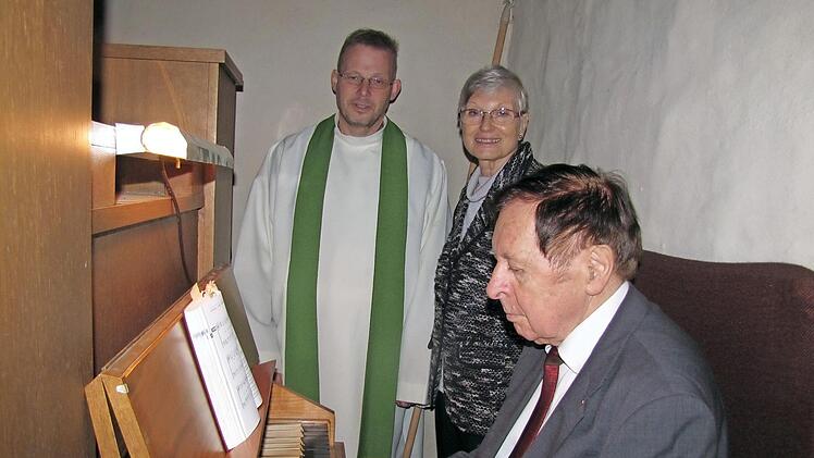 Walter Dorn spielt die Orgel der alt-katholischen St.-Nikolaus-Kapelle am Rosengarten, Pfarrer Hans-Jürgen Pöschl und Marie-Luise Plack, ehemals Vorsitzende des Kirchenvorstandes schauen ihm zu.  Foto: M. Koch
