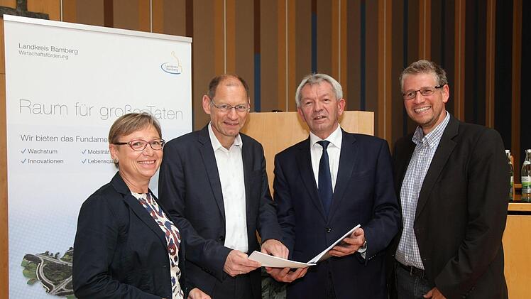 Übergabe der Ergebnisse der Unternehmensbefragung: (v. l.) Inge Werb, Leiterin der Wirtschaftsförderung, Josef Rother (Gefak), Landrat Johann Kalb, Rainer Keis (Mitarbeiter Wirtschaftsförderung).  Foto: R. Mader