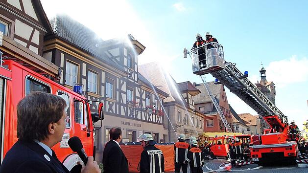 2002 entstand dieses Foto von einer Schau&uuml;bung der Feuerwehr in der Hauptstra&szlig;e. Foto: Archiv
