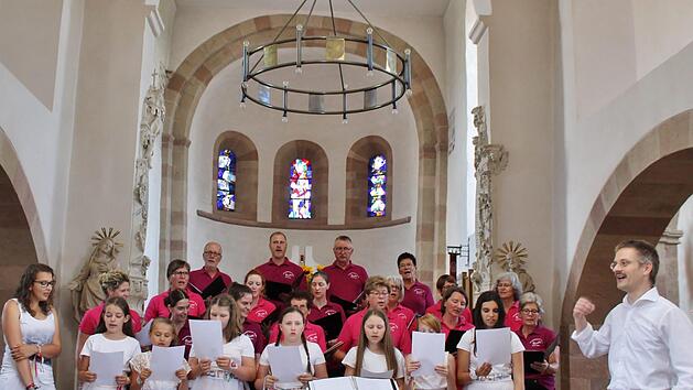 Magdalena Schatz und ihr Kinderchor verst&auml;rken den TraditionsChor mit Dirigent Nikolaus Metz. Foto: Werner Vogel