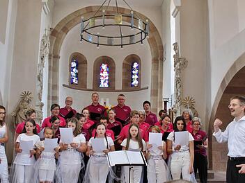 Magdalena Schatz und ihr Kinderchor verstärken den TraditionsChor mit Dirigent Nikolaus Metz. Foto: Werner Vogel