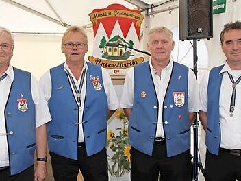 Die Auszeichnung verdienter Mitglieder (v. l.): Winfried Näther, Alfred Huber, Martin Saffer und Bernd Schwarzmann  Foto: Mathias Erlwein