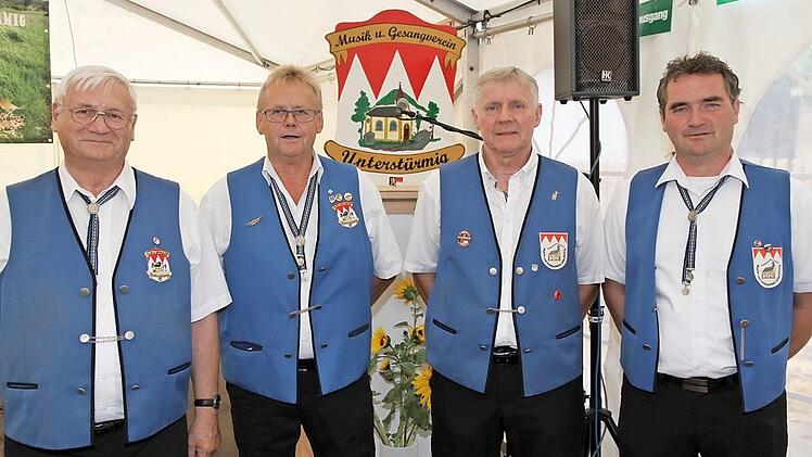 Die Auszeichnung verdienter Mitglieder (v. l.): Winfried Näther, Alfred Huber, Martin Saffer und Bernd Schwarzmann  Foto: Mathias Erlwein