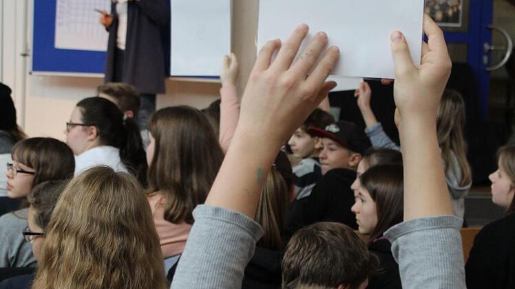 Auch das ist Demokratie - Abstimmung über Literatur.  Fotos: Markus Häggberg