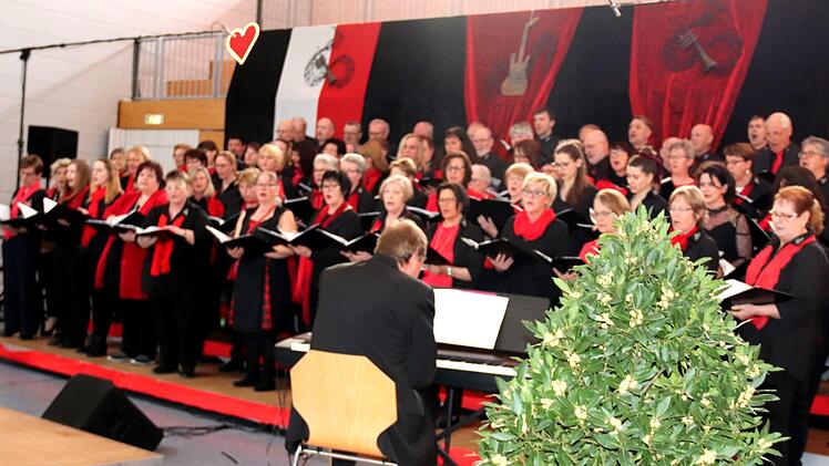 Songgruppe und gemischter Chor mit Yves Boutelant am E-Piano    Foto: Johanna Blum