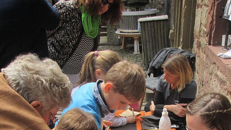 Mithilfe von Farben, Gewichten und Drucken brachten die Kinder das Thema "Gegensätze" zum Ausdruck.  Winfried Ehling