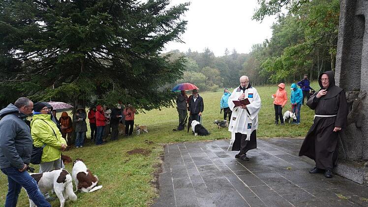 Windig und nass war die Tiersegnung auf dem Kreuzberg in diesem Jahr.  Pater Korbinian Klinger und Pater Georg Andlinger hielten mit den  Vierbeinern und ihren Besitzern aus. Foto: Marion Eckert