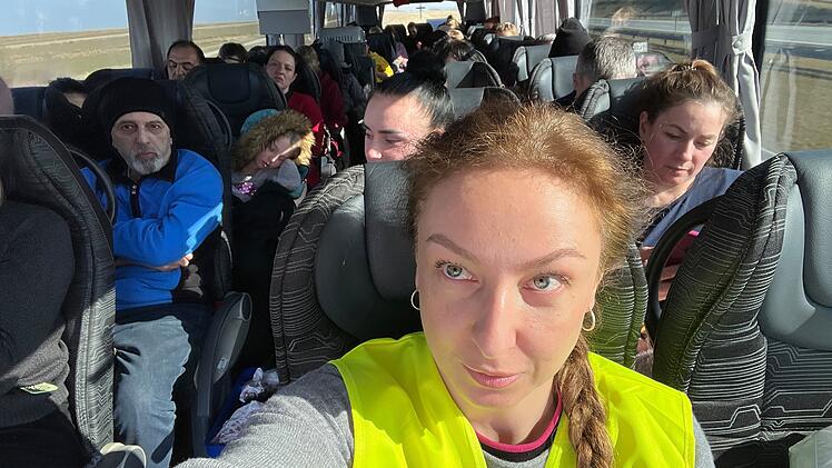 Erschöpfte Flüchtlinge im Bus nach Bitburg