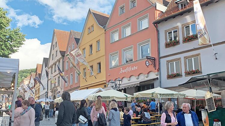 Sogar am Nachmittag und am fr&uuml;hen Abend waren die Innenstadtstra&szlig;en schon voll: Die Kulmbacher haben das Feiern nicht verlernt.