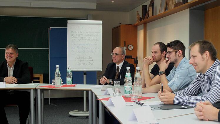 Beim Gesprächsforum über die Zukunft der Meisterausbildung die ehemaligen Schüler mit Moderator Werner Möstl und Schulleiter Dr. Oliver Dünisch (von links).  Foto: Günther Geiling