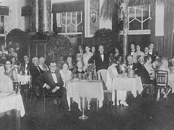 Reunion (Wiedersehen) im Frühlingsgarten: Diese Postkarte aus den 1920-er Jahren zeigt, wie es in dem Nobel-Restaurant ausgesehen hat. Die Herrschaften waren dem Anlass entsprechend gekleidet und wussten, ihr Leben zu genießen. Fotos: Sammlung Peter Ziegler