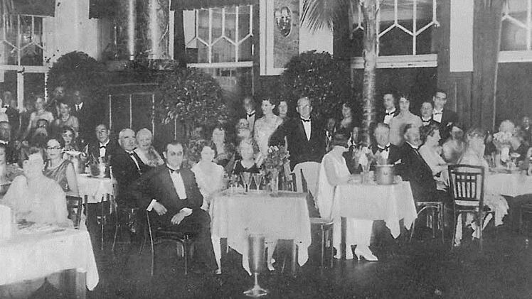 Reunion (Wiedersehen) im Frühlingsgarten: Diese Postkarte aus den 1920-er Jahren zeigt, wie es in dem Nobel-Restaurant ausgesehen hat. Die Herrschaften waren dem Anlass entsprechend gekleidet und wussten, ihr Leben zu genießen. Fotos: Sammlung Peter Ziegler
