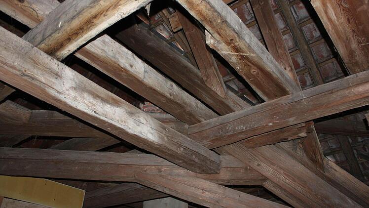 Blick ins Gebälk: äußerst massive Handwerkskunst