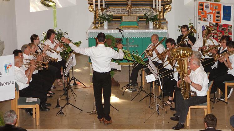 Der Posaunenchor Gleisenau präsentierte sich in seinem Jubiläumsjahr mit geistlichen Liedern, aber auch mit schwungvollen Arrangements unter der Leitung von Bezirkschorleiter Jürgen Koch.