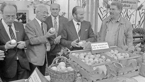 Kurt Hiebel, Ferdl Betzer, Otto Kiesel, Karl Beudert und Hubert Mai 1993 bei der Kreis-Erntedankausstellung in Münnerstadt. Foto: Archiv/ Paul Ziegler