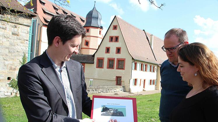 Der Blick auf den Königsstrand bleibt noch skizzenhaft: Gestern erläuterten Wirtschaftsförderer Viktor Naumann (links) und die Event-Manager Jan-Peter Dinger und Ines Boubaker, warum sich das Strandleben auf der Bastion um ein Jahr verschiebt. Foto: Ekkehard Roepert
