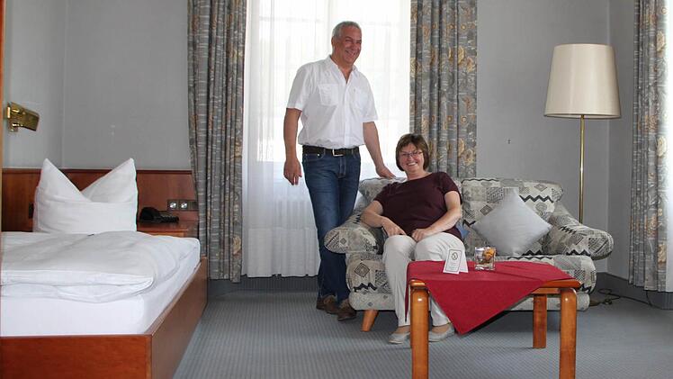 Das Pächterpaar UIrike und Joachim Pfaff - hier in einem der alten Zimmer - leiten das Badhotel nun schon im neunten Jahr. Foto: Ulrike Müller