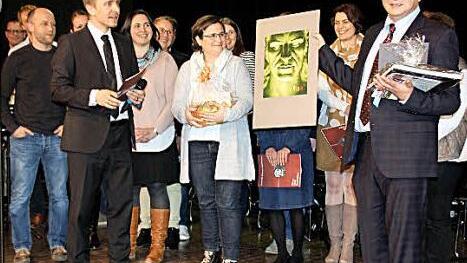 Von den Personalräten Christian Langer, Tobias Mück, Simone Wittko und Tanja Roeß (von links) gab's Genießergutscheine wie auch ein Bild unter dem Motto Fortgehen - Rückkehr - Genießen (FRG).