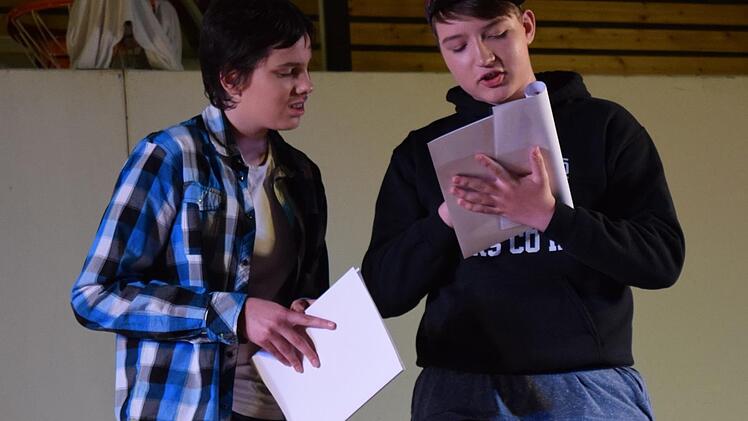 Die Schüler gehen den Fragenkatalog für ihr Referat gemeinsam durch und sind sich sicher: Ohne fremde Hilfe schaffen sie es niemals, ihre Deutschnote zu verbessern. Foto: Daniela Pondelicek
