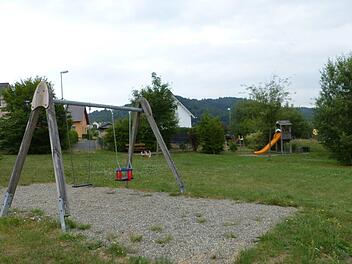 Etwas trostlos wirkt der Spielplatz an der Hennebergstraße schon. Aber das soll sich jetzt ändern. Foto: Klaus-Peter Wulf