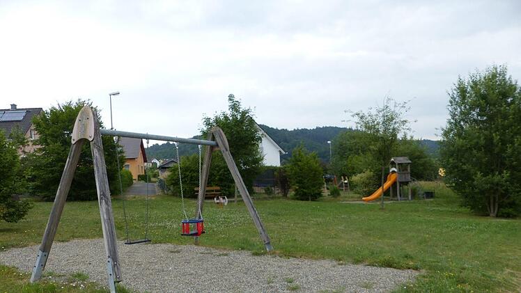 Etwas trostlos wirkt der Spielplatz an der Hennebergstraße schon. Aber das soll sich jetzt ändern. Foto: Klaus-Peter Wulf