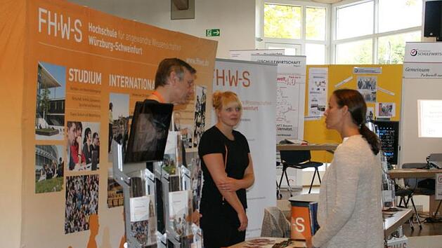 Geballte Information rund um den &Uuml;bergang von der Schule ins Berufsleben gab die erste Berufsbildungskonferenz und Messe des Landkreises Ha&szlig;berge, die am Samstag in Zeil stattfand.  Sabine Weinbeer