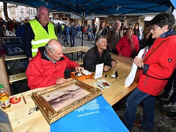 Die Besucher des Antikmarktes konnten ihre mitgebrachten Schätze auch schätzen lassen. Fotos: Ronald Rinklef