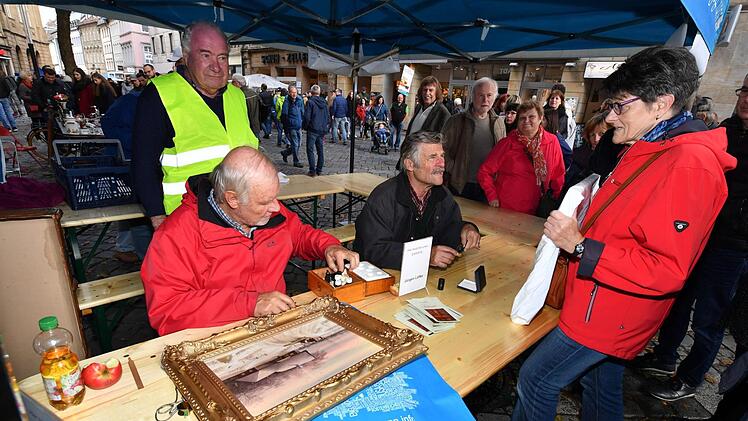 Die Besucher des Antikmarktes konnten ihre mitgebrachten Schätze auch schätzen lassen. Fotos: Ronald Rinklef