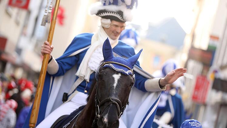 Zwischen Spaß und Alkohol passieren zu Fasching regelmäßig auch Unfälle und Verbrechen. Heuer wurden auch mehrere Einsatzkräfte angegriffen. Bei einem Unfall mit Pferden wurden mehrere Menschen verletzt.  Foto: Rolf Vennenbernd/dpa