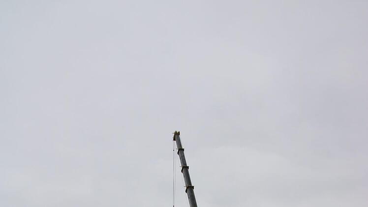 Der Tank hängt am Haken und schwebt langsam in die vorgesehene Position.Foto: Katrin Geyer