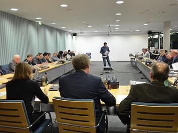 Die Initiatoren des Bürgerbegehrens erhielten Rederecht, stellvertretend sprach Peter Dittrich. CSU und Freie Wähler (rechts) wollte dem Begehren eine Chance geben, die Mehrheit im Stadtrat aus SPD und Grünen (links) folgte der Verwaltung (vorne) und sah es als nicht zulässig an. Es war die erste Stadtratssitzung im Interimsrathaus.  Foto: Bernhard Panzer