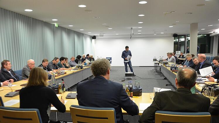 Die Initiatoren des Bürgerbegehrens erhielten Rederecht, stellvertretend sprach Peter Dittrich. CSU und Freie Wähler (rechts) wollte dem Begehren eine Chance geben, die Mehrheit im Stadtrat aus SPD und Grünen (links) folgte der Verwaltung (vorne) und sah es als nicht zulässig an. Es war die erste Stadtratssitzung im Interimsrathaus.  Foto: Bernhard Panzer