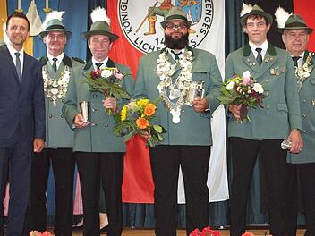 Das Schützenkönigshaus mit den Gratulanten (von links): Bürgermeister Andreas Hügerich, 3. Schützenmeister Hans-Georg Rießner, 1. Ritter Jürgen Aumüller, Schützenkönig Martin Geßlein, 2. Ritter Sebastian Knöferl und Schützenmeister Erwin Kalb Fotos: Alfred Thieret