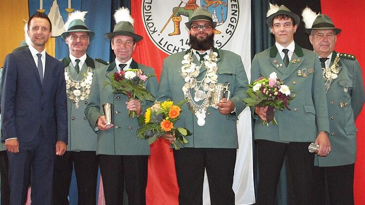 Das Schützenkönigshaus mit den Gratulanten (von links): Bürgermeister Andreas Hügerich, 3. Schützenmeister Hans-Georg Rießner, 1. Ritter Jürgen Aumüller, Schützenkönig Martin Geßlein, 2. Ritter Sebastian Knöferl und Schützenmeister Erwin Kalb Fotos: Alfred Thieret
