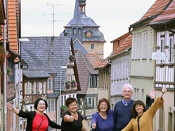Sie blicken hoffnungsvoll in die Zukunft (von links): Christine Edelmann (Parfümerie), Susanne Mayr (Bäckerei, Konditorei und Café), Rosi Jörig (Fotostudio), Rainer Büschel (Augenoptik) und Heidi Aigner-Klob (Fotostudio) führen seit Jahrzehnten ihre Unternehmen in Bad Staffelstein. Fotos: Matthias Einwag